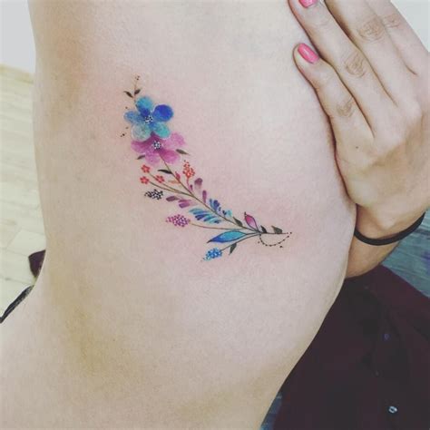 tattoo en las costillas para mujer|Tatuajes de costillas para mujer: diseños elegantes para